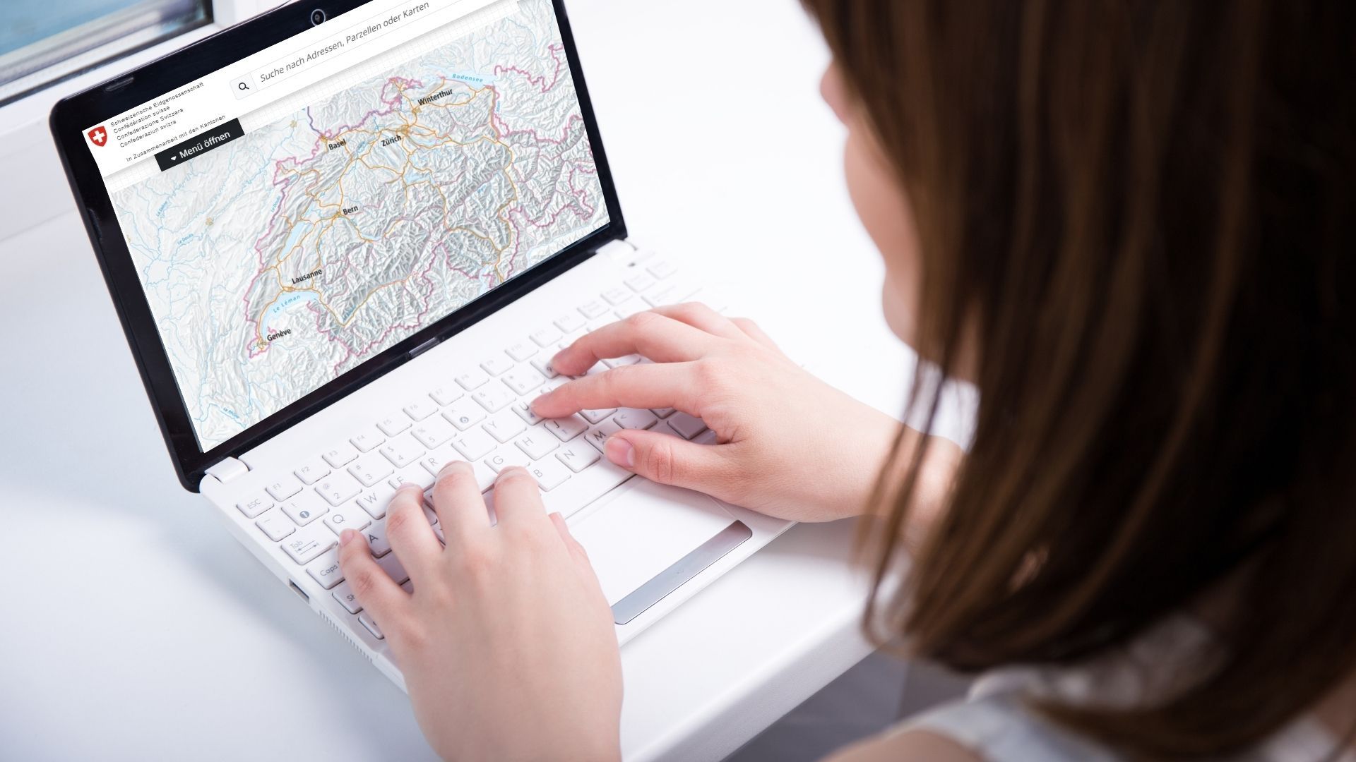 Frau mit der Karte auf dem Bildschirm