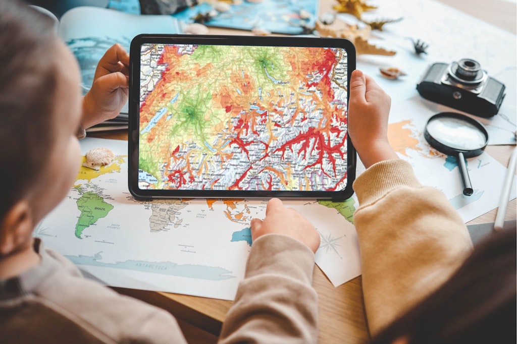 Bambini guardano la carta sul tablet